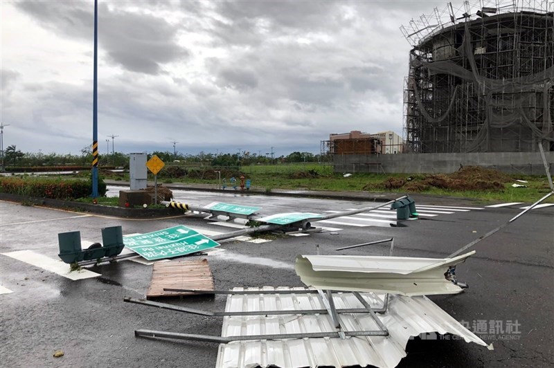 Rambu di jalanan Kota Chiayi roboh akibat taifun, Senin. (Sumber Foto : CNA, 7 Juli 2025)
