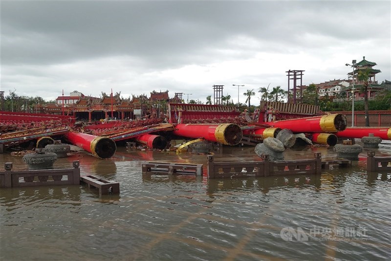 Gapura Kuil Nankunshen Daitian di Distrik Beimen, Tainan runtuh akibat taifun. (Sumber Foto : CNA, 7 Juli 2025)