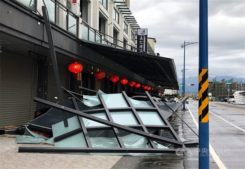 Kanopi peneduh di depan rumah warga Kota Chiayi runtuh menimpa mobil, Senin. (Sumber Foto : CNA, 7 Juli 2025)