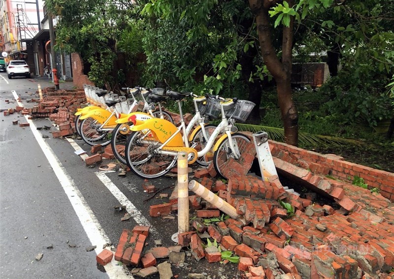 Tembok di Kota Chiayi roboh akibat taifun, Senin. (Sumber Foto : CNA, 7 Juli 2025)