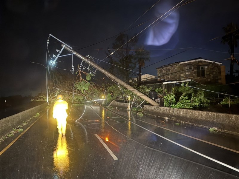 Petugas Taiwan Power Co. hari Senin berusaha memulihkan listrik di tengah taifun. (Sumber Foto : Taiwan Power Co.)