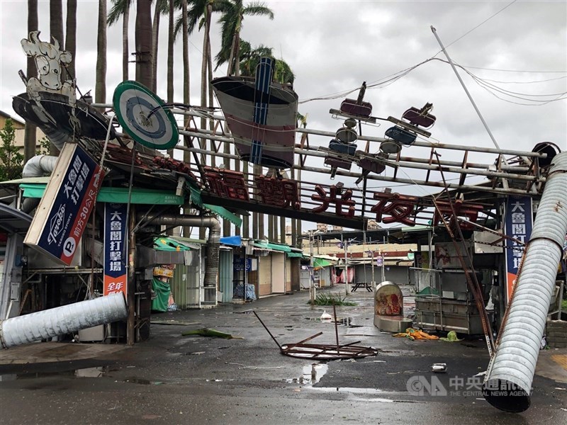 Pasar Malam Chia-Le-Fu Kota Chiayi porak poranda akibat taifun, Senin. (Sumber Foto : CNA, 7 Juli 2025)
