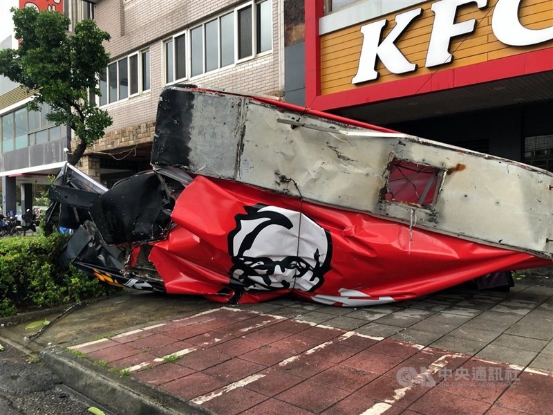 Papan reklame besar sebuah restoran cepat saji di Kota Chiayi jatuh ke tanah. (Sumber Foto : CNA, 7 Juli 2025)