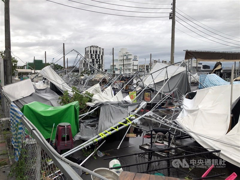 Stan-stan di Pasar Malam Humei, Kota Chiayi rusak dan hampir seluruhnya hancur akibat taifun, Senin. (Sumber Foto : CNA, 7 Juli 2025)