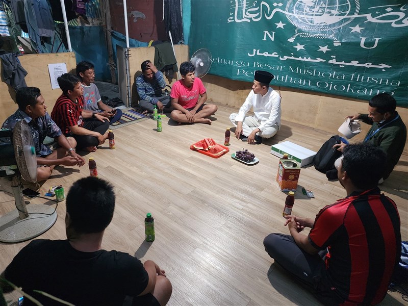 Kepala KDEI Taipei, Arif Sulistiyo (berbaju putih) berdialog bersama para ABK di Pelabuhan Wushi, Yilan. (Sumber Foto : KDEI Taipei)