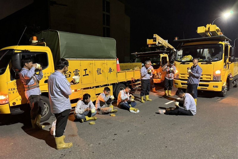 Petugas Taiwan Power Co. menyantap makanan sejenak seiring mereka bekerja siang dan malam untuk memulihkan jaringan listrik yang terputus akibat Taifun Danas. (Sumber Foto : Taiwan Power Co.)