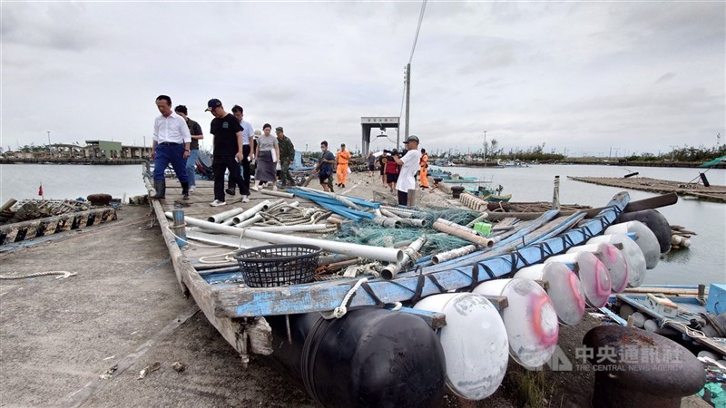 Bupati Chiayi Weng Chang-liang (kiri) hari Senin mengunjungi Pelabuhan Perikanan III Budai untuk memantau kondisi rakit dan kapal nelayan yang terbawa angin kencang hingga terdampar di daratan. (Sumber Foto : CNA, 7 Juli 2025)