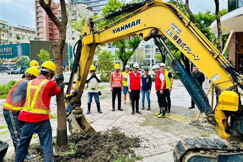Wali Kota Kaohsiung Chen Chi-mai (kelima dari kanan) hari Senin melakukan inspeksi untuk memeriksa penanganan pohon-pohon yang tumbang dan pekerjaan pemulihan kebersihan kota. (Sumber Foto : Pemerintah Kota Kaohsiung)