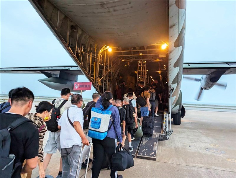 Militer hari Senin mengerahkan dukungan penerbangan dari kepulauan luar Penghu menuju Taipei dan Kaohsiung, masing-masing dua kali, untuk evakuasi. (Sumber Foto : CNA, 7 Juli 2025)