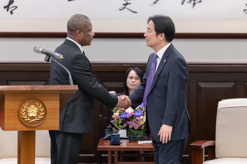 Presiden Lai Ching-te (depan kanan) menyambut Menteri Luar Negeri Haiti Jean-Victor Harvel Jean-Baptiste di Kantor Kepresidenan di Taipei pada Selasa. (Sumber Foto : Kantor Kepresidenan, 8 Juli 2025)