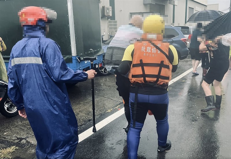 Pemadam kebakaran menyelamatkan empat orang yang terjebak dalam banjir di sebuah tempat tinggal di Jalan Haiyu, Kelurahan Lukang, Kabupaten Changhua, Rabu. (Sumber Foto : Kontributor pribadi)