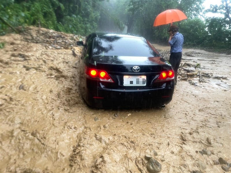 Kendaraan terjebak longsoran lumpur di Desa Mingjian, Kabupaten Nantou, Rabu. (Sumber Foto : Kontributor pribadi)