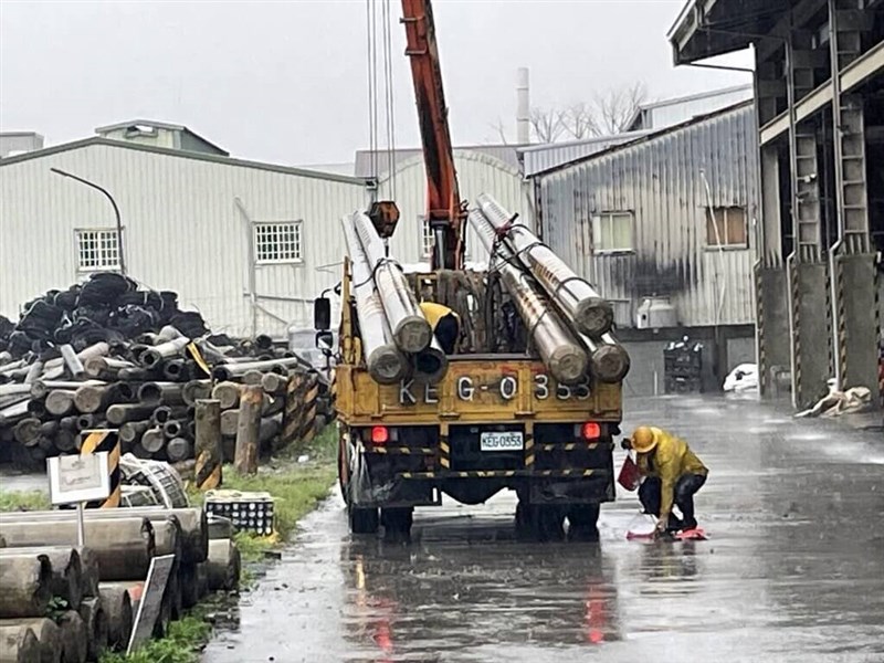 Para pekerja di Taipower sedang memasang tiang listrik untuk memperbaiki pemadaman listrik yang disebabkan oleh Taifun Danas hari Kamis. (Sumber Foto : Taipower, 10 Juli 2025)