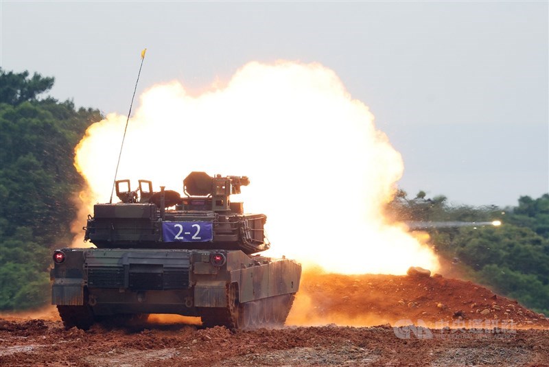 Sebuah tank M1A2T Abrams menembakkan peluru kendali dalam latihan tembak langsung yang diadakan hari Kamis di Kabupaten Hsinchu. (Sumber Foto : CNA, 10 Juli 2025)