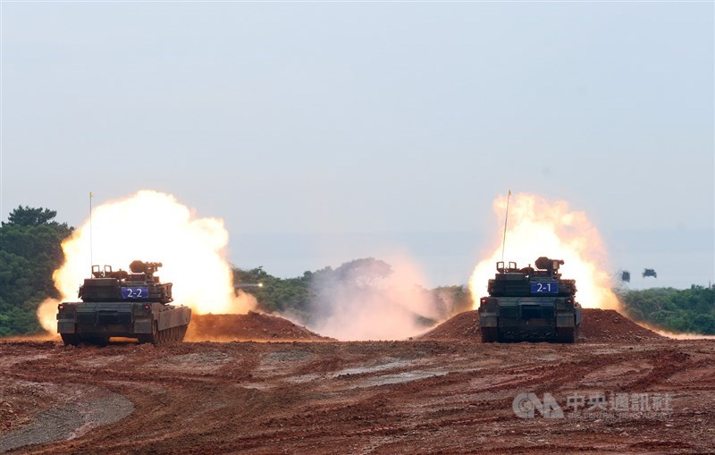 Dua tank M1A2T menembakkan rudal secara bersamaan dalam latihan hari Kamis. (Sumber Foto : CNA, 10 Juli 2025)
