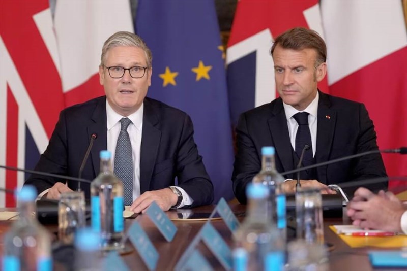 Perdana Menteri Inggris Keir Starmer (kiri) dan Presiden Prancis Emmanuel Macron pada pertemuan puncak para pemimpin yang diadakan di London pada Kamis. (Sumber Foto: Reuters)