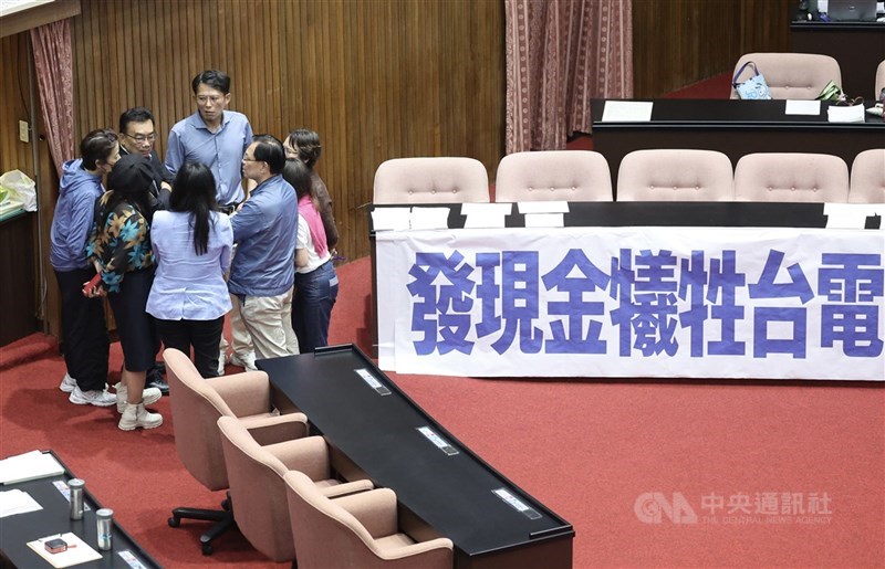 Koordinator Fraksi Partai Rakyat Taiwan Huang Kuo-chang (belakang) dan yang lainnya bertukar pendapat di ruang sidang, Jumat. (Sumber Foto : CNA, 11 Juli 2025)