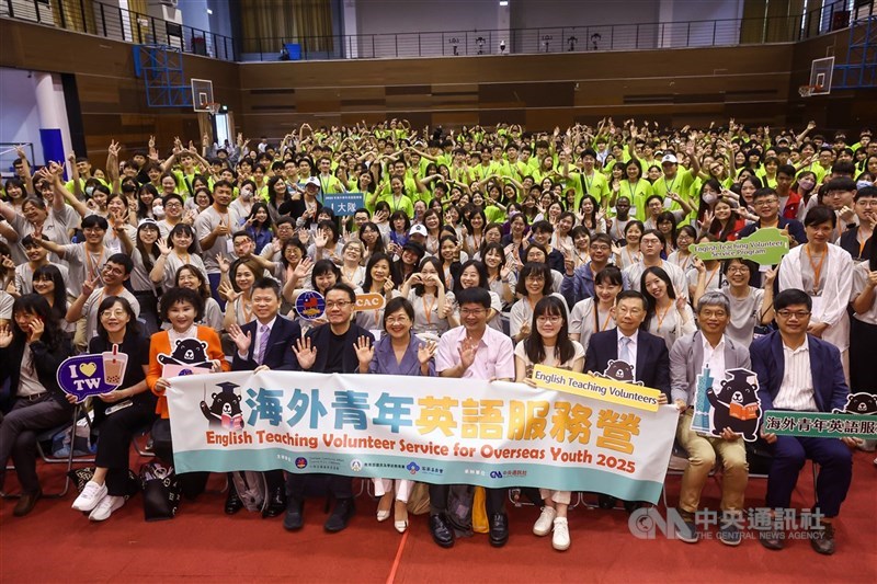 Penutupan pekan pelatihan untuk para relawan sebuah program pengajaran bahasa Inggris di sekolah-sekolah Taiwan, Jumat. (Sumber Foto : CNA, 11 Juli 2025)