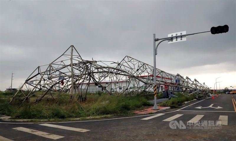 Salah satu dari tiga menara transmisi listrik di Kabupaten Chiayi rusak selama Taifun Danas setelah mendarat pada pukul 11.40 malam tanggal 6 Juli. (Sumber Foto : CNA, 8 Juli 2025)