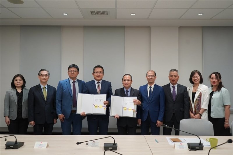 Penandatanganan perjanjian kerja sama pendidikan antara TECO di Vietnam dan VECO di Taipei. (Sumber Foto : Kementerian Pendidikan)