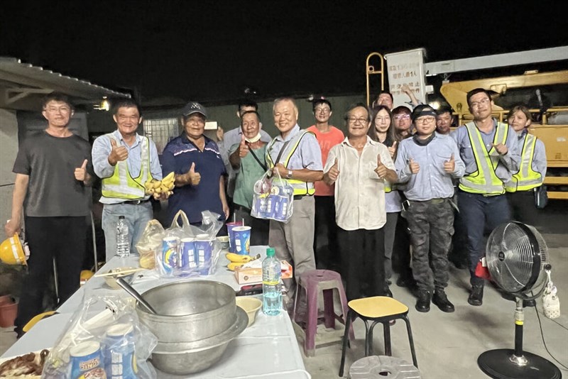 Warga Desa Qigu, Tainan menjamu pekerja Taipower dengan berbagai hidangan. (Sumber Foto : Taipower)