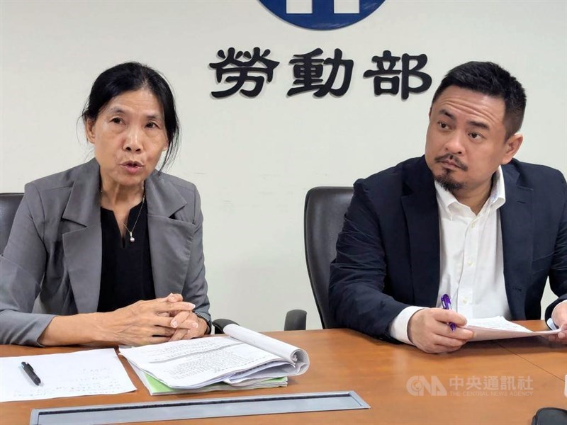 Menteri Ketenagakerjaan, Hung Sun-han (kanan) dan Direktur Jenderal Departemen Perencanaan Umum Kementerian Ketenagakerjaan, Chuang Mei-Chuan. (Sumber Foto : CNA, 14 Juli 2025)