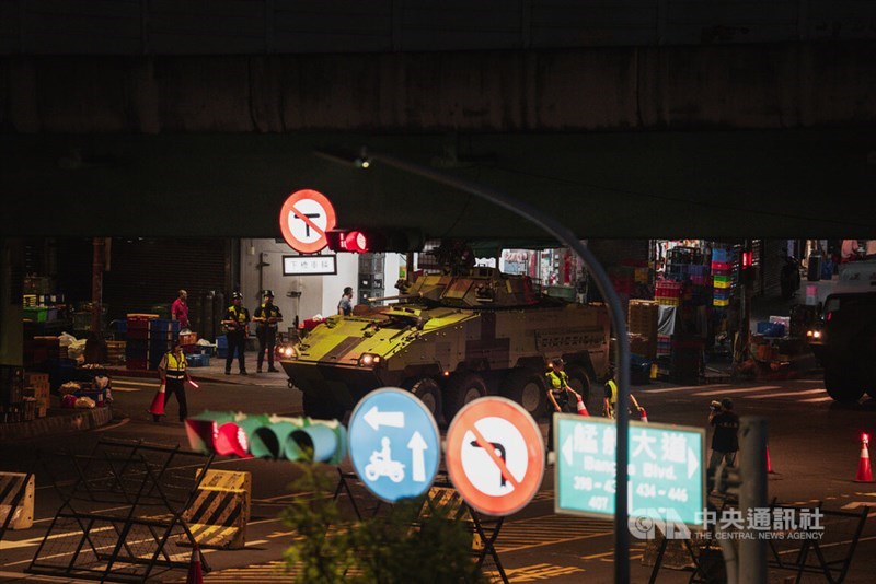 Sebuah kendaraan lapis baja terlihat dikerahkan ke Jembatan Wanban dalam latihan Selasa. (Sumber Foto : CNA, 15 Juli 2025)