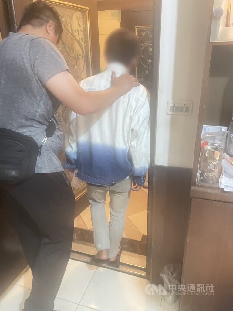 Pria bermarga Hsiao (kanan) ditahan hari Rabu setelah diduga melakukan penyerangan pada Selasa. (Sumber Foto : Otoritas setempat)