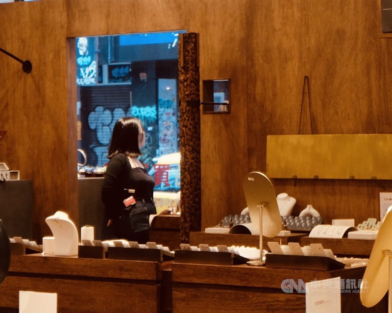 Seorang petugas memandang keluar sambil menunggu Latihan Ketahanan Perkotaan yang berlangsung selama 30 menit, 17 Juli 2025. (Sumber Foto: CNA, 17 Juli 2025)