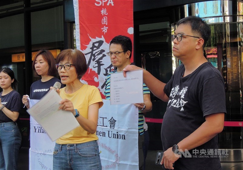 Aliansi Perlindungan Hak Asasi Pekerja Migran Perikanan menggelar konferensi pers di depan Kementerian Ketenagakerjaan di Taipei, Kamis. (Sumber Foto : CNA, 17 Juli 2025)