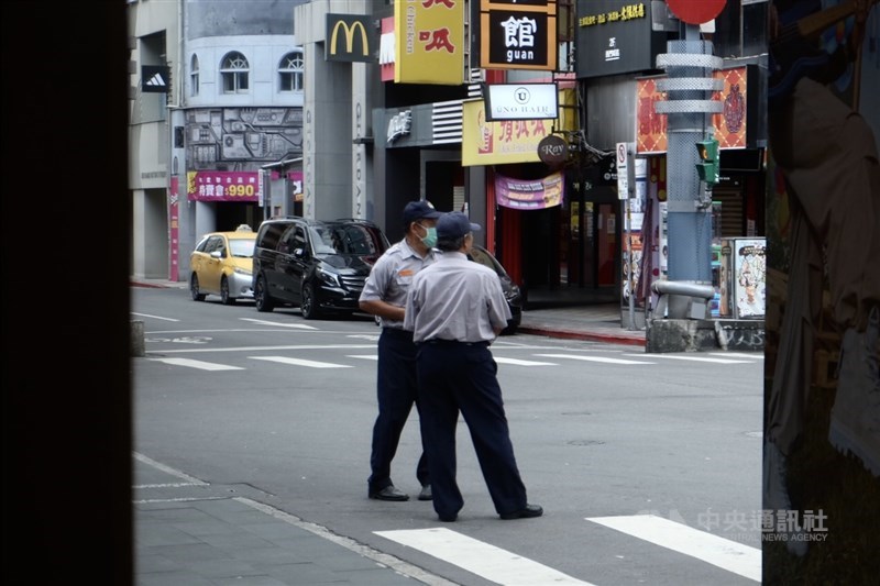 Dua orang petugas berjaga di Ximending selama Latihan Ketahanan Perkotaan, 17 Juli 2025. (Sumber Foto: CNA, 17 Juli 2025)
