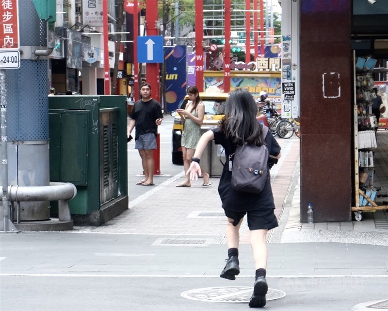 Seorang warga di Ximending berlari seiring dimulainya Latihan Ketahanan Perkotaan di wilayah Taipei pada pukul 1.30 siang, 17 Juli 2025. (Sumber Foto: CNA, 17 Juli 2025)