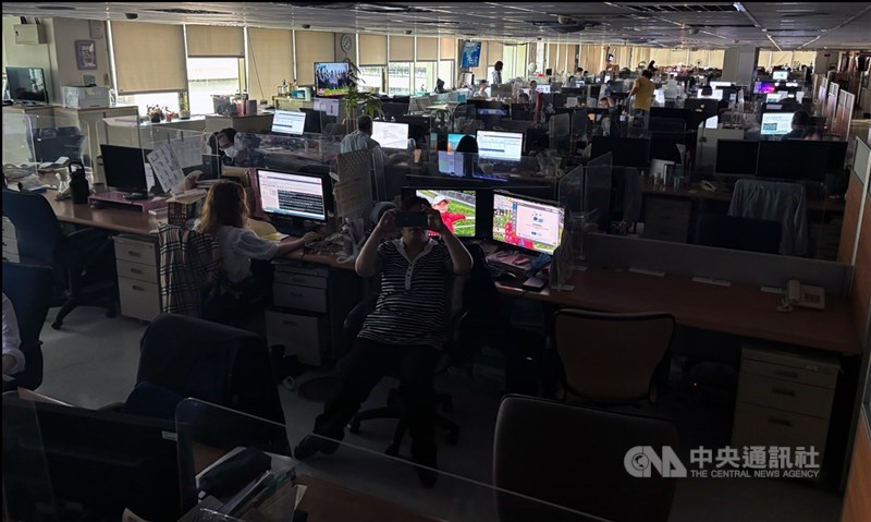 Sebuah kantor di Distrik Zhongshan, Taipei selama latihan serangan udara. (Sumber Foto : CNA, 17 Juli 2025)
