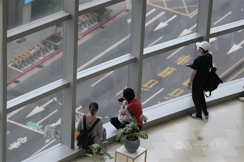 Masyarakat mengamati jalanan Taipei yang kosong dari gedung. (Sumber Foto : CNA, 17 Juli 2025)