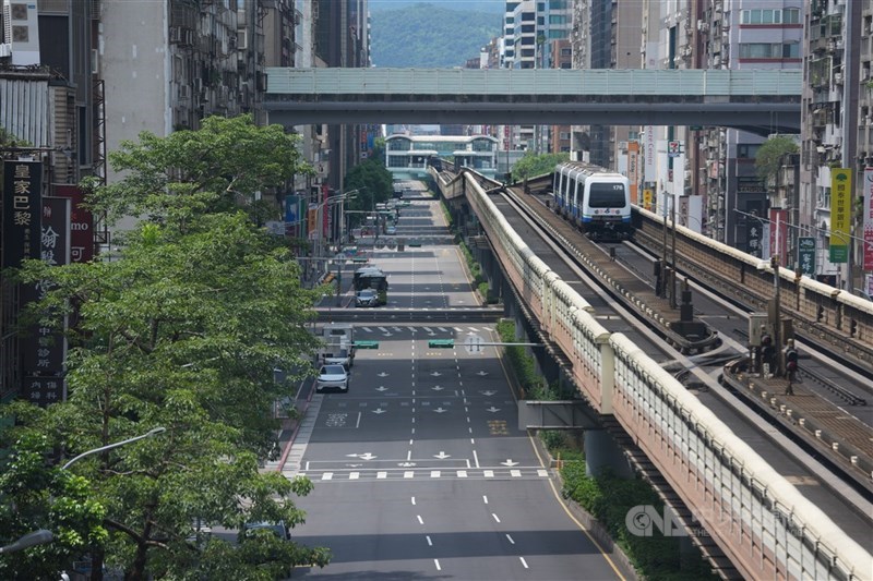 Jalan Fuxing dengan MRT Jalur Cokelat. (Sumber Foto : CNA, 17 Juli 2025)