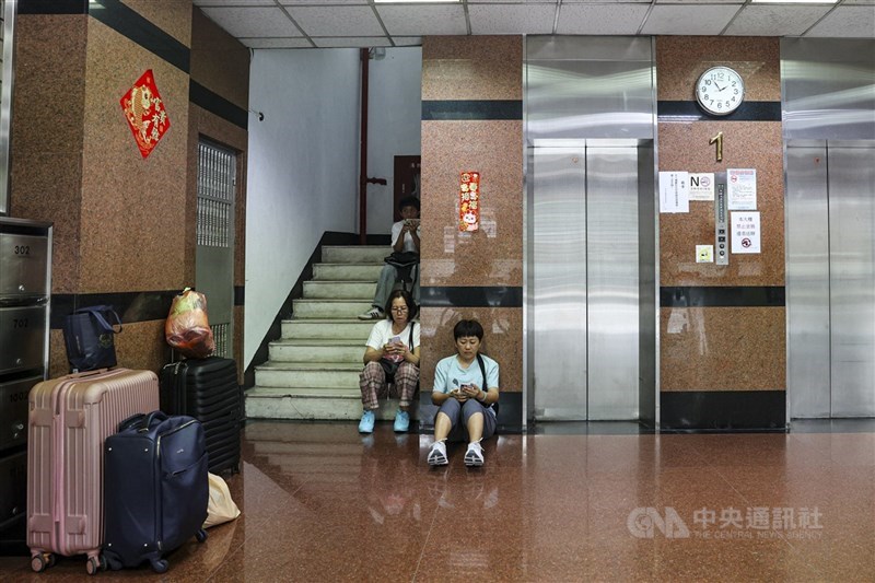 Warga berdiam di lobi sebuah gedung di Distrik Zhongzheng, Taipei. (Sumber Foto : CNA, 17 Juli 2025)