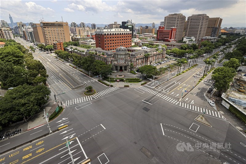Persimpangan Jalan Zhongxiao Timur dan Barat dengan Jalan Zhongshan Utara dan Selatan dengan bangunan ikonik Yuan Kontrol. (Sumber Foto : CNA, 17 Juli 2025)