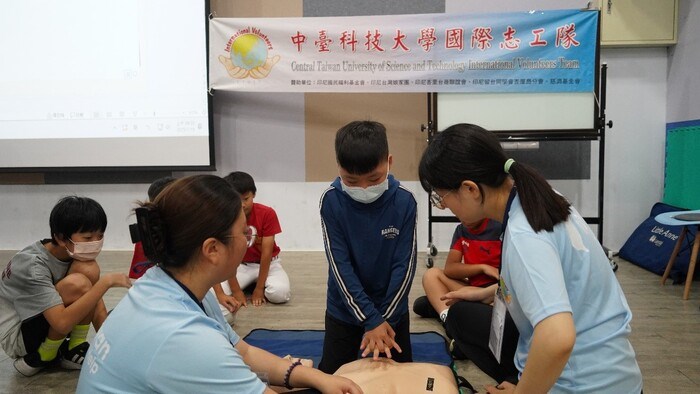 Tim Relawan Internasional Indonesia CTUST menggelar kegiatan edukasi pertolongan pertama di SD Jhuo Lan, Kabupaten Miaoli, Selasa. (Sumber Foto : CTUST)