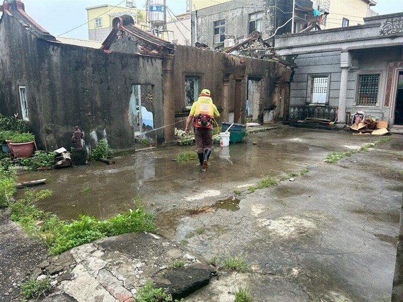 Petugas dari Departemen Kesehatan Kaohsiung melakukan disinfeksi di sekitar kota dalam foto yang tidak bertanggal ini. (Sumber Foto : Departemen Kesehatan Kaohsiung)