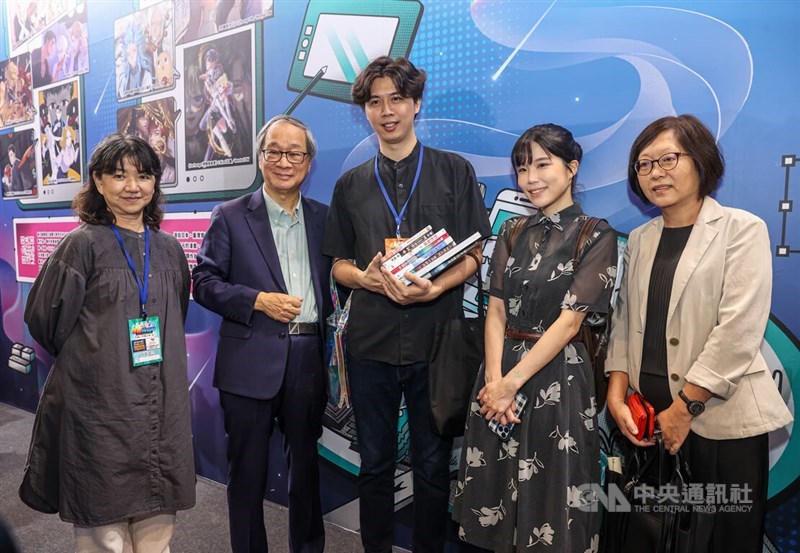 Menteri Kebudayaan Li Yuan (kedua dari kiri) dan seniman manga Taiwan Hsieh Tung-lin (tengah) serta Zuo Hsuan (kedua dari kanan) menghadiri The Comic Exhibiton di Taipei hari Kamis. (Sumber Foto : CNA, 24 Juli 2025)