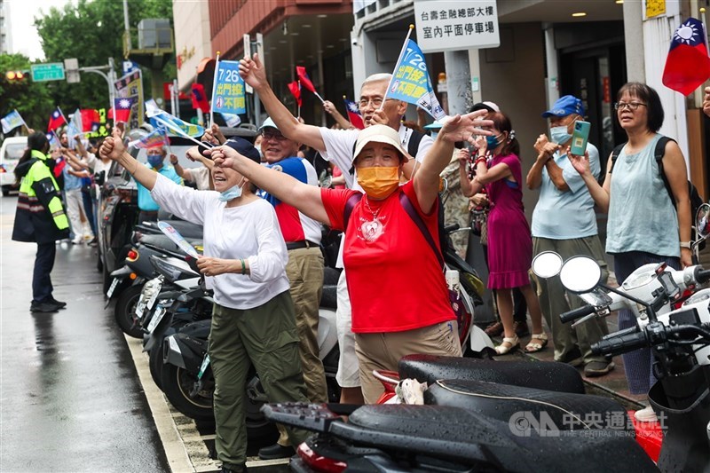 Para penolak pemakzulan melambaikan tangan ke mereka yang sedang berkampanye di pinggir jalanan Taipei, 24 Juli. (Sumber Foto : Dokumentasi CNA)