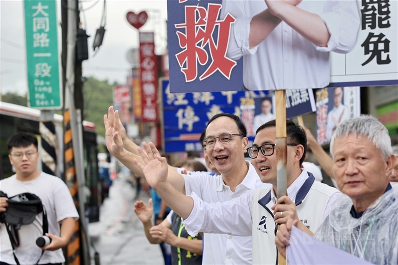 Ketua Kuomintang Eric Chu (depan, ketiga dari kanan) dalam kampanye menolak pemakzulan di pinggir jalanan New Taipei, 24 Juli. (Sumber Foto : Dokumentasi CNA)