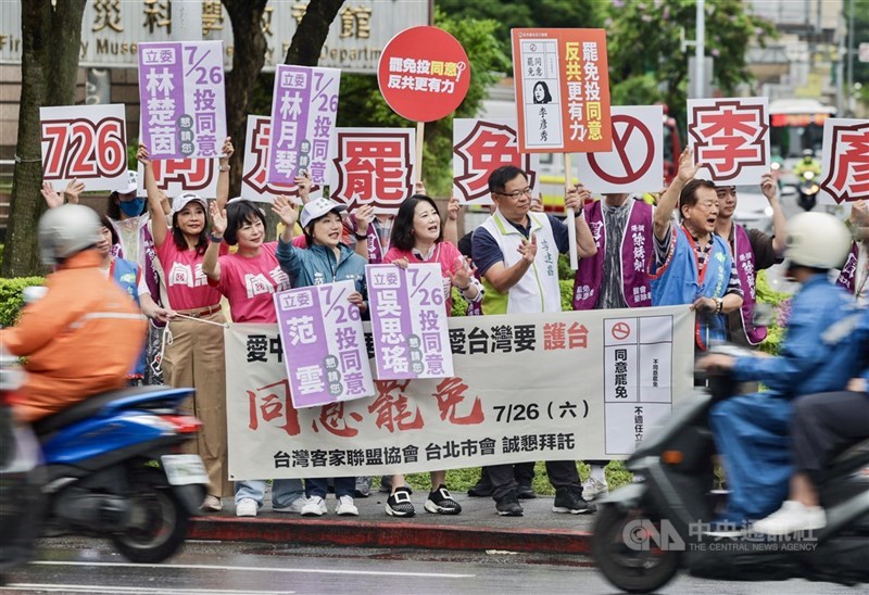 Pendukung pemakzulan berkampanye di pinggir jalanan Taipei, 9 Juli. (Sumber Foto : Dokumentasi CNA)
