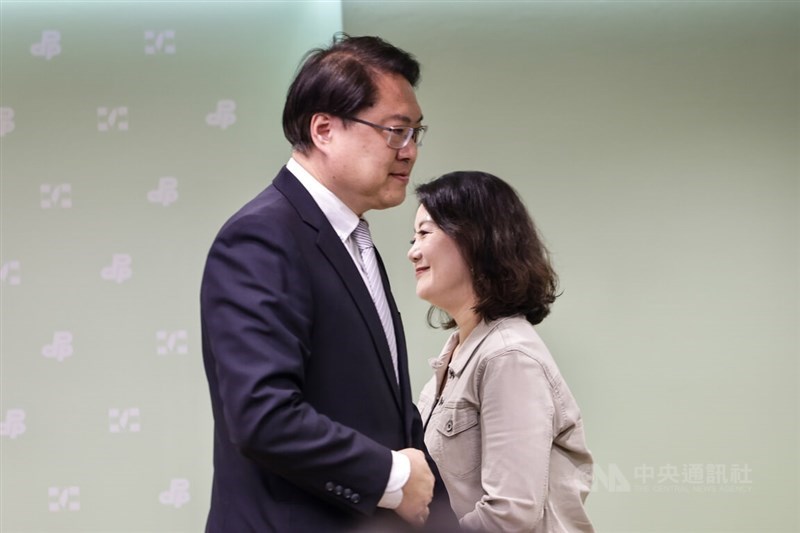Sekretaris Jenderal Partai Progresif Demokratik Lin Yu-chang (kiri) dan Sekretaris Jenderal Kaukus Legislatif Wu Szu-yao mengadakan konferensi pers di Taipei pada Sabtu. (Sumber Foto : CNA, 26 Juli 2025)