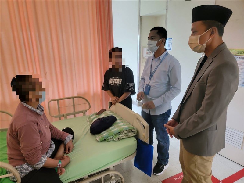 Arif Sulistiyo Kepala KDEI (kanan mengenakan peci) juga menjenguk PMI lain di salah satu rumah sakit Taipei, bernama Walyani asal Magelang. (Sumber Foto : KDEI)