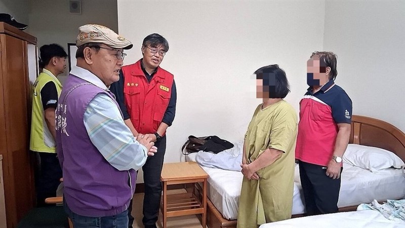 Wakil Wali Kota Lee Huai-jen (ketiga dari kanan) mengunjungi tempat penampungan Farmers