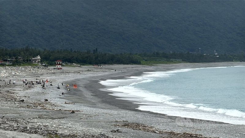 Kondisi gelombang di perairan Hualien pukul 1.19 siang hari Rabu. (Sumber Foto : CNA, 30 Juli 2025)