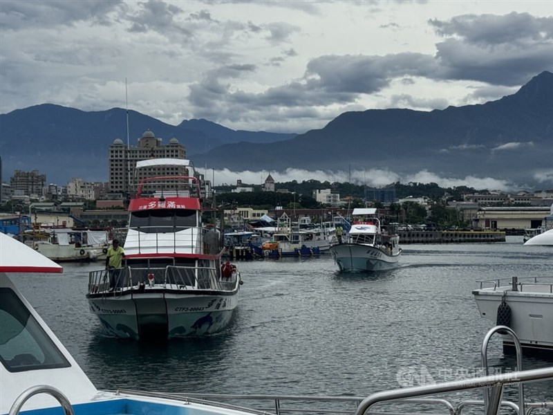 Kapal-kapal wisata mengamati paus di Kabupaten Hualien tetap berlayar seperti biasa pada Rabu. (Sumber Foto : CNA, 30 Juli 2025) 