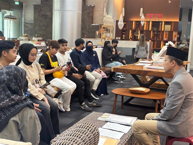 Kepala KDEI, Arif Sulistiyo (mengenakan peci) sedang berdialog bersama calon pasangan nikah massal. (Sumber Foto : KDEI).