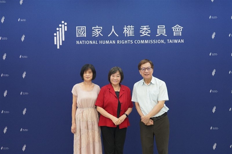Wakil Ketua NHRC Chi Hui-jung (tengah) serta komisioner Wang Li-jen (kiri) dan Lin Yu-jung. (Sumber Foto : NHRC)